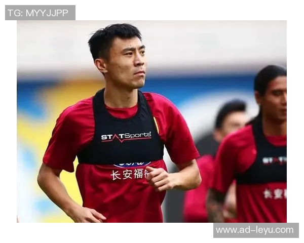 郑铮惊艳吊门击中横梁门将无奈目送球飞过 郑铮惊艳吊门击中横梁门将无奈目送球飞过