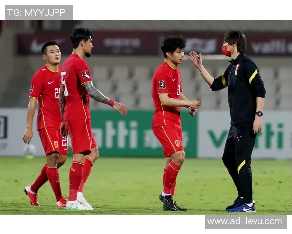 东体报道U22国足集训期间足协副主席许基仁亲临现场为球队加油助威