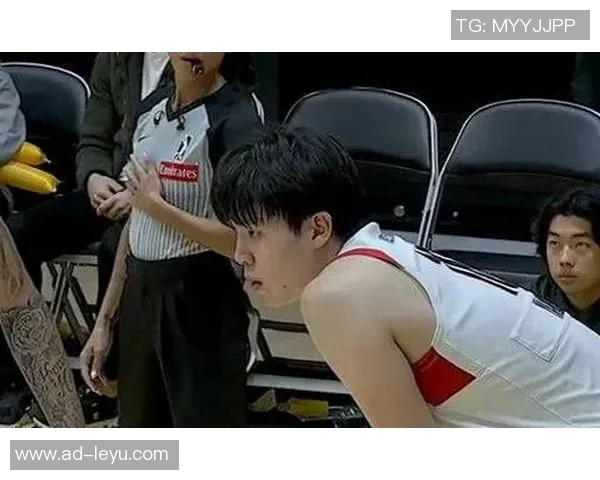 克林根场边指导杨瀚森展现深厚情谊引发媒体热议